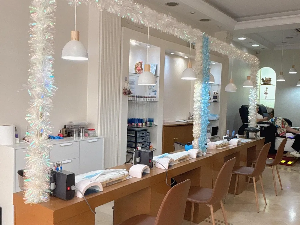 Interior del salón con tocadores de manicura